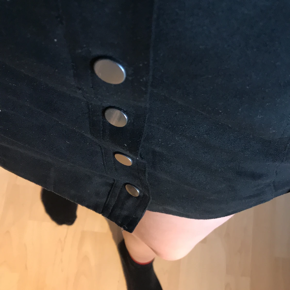 Snygg mocka kjol med knappar - 91