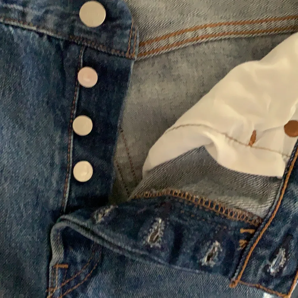 Mörkblå jeansshorts, Levis 501. Köpta i usa för ett par år sedan men passar inte mig så bra därför är dom knappt använda ☺️💕. Shorts.