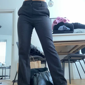 Kostymbyxor - Älskar dessa ifrån ginatricot (storlek 36 men passar mindre) är 1,68 och har vanligtvis S 😜 Fraktas om du står för frakten. 