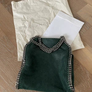 Stella mccartney  - Jätte fin Stella väska i mörk grön! Väldigt fint skick! Kvitto och dustbag tillkommer! Om intresserad kan jag skicka fler bilder!