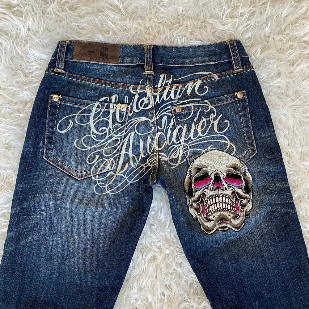 extremt rare jeans från Christian Audigier (skapade Ed Hardy)😍Dessa går för runt 1800kr och jag köpte dessa dyrt! Högsta bud är 900❤️. Jeans & Byxor.