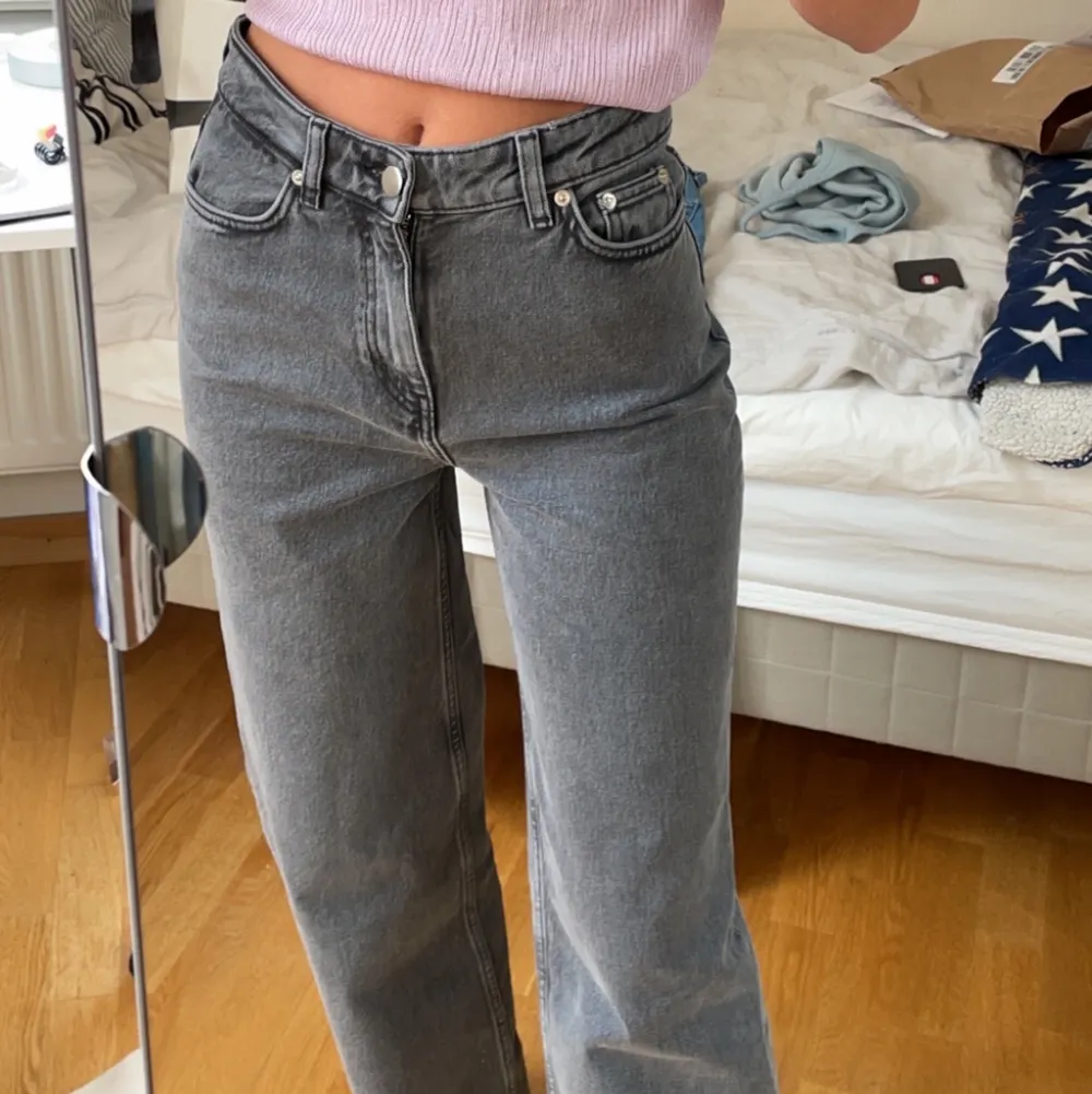 Helt oanvända, gråa jeans från stories med lapparna kvar! Köpta för 690kr och är i storlek 25. Köparen betalar frakten. Jeans & Byxor.