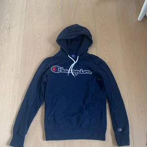 Champion hoodie storlek S - Champion hoodie, knappt använd. Hör gärna av dig om du har någon fråga m.m😁Pris kan diskuteras! (Köparen står för frakten)