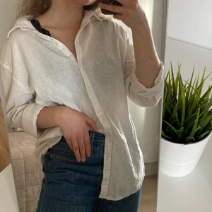 Linneskjorta  - En skön vit linneskjorta i nyskick i storlek 34!  Tveka inte vid frågor 😇 Köparen står för frakt (45kr)