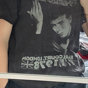 Vintage David Bowie reprint - Vintage David Bowie reprint från konserten 1978. Ni med kultur där ute borde förstå vilket värde denna har. Riktigt fin och printet är snygg ”urtvättat”. Cond är 7/10 då tag saknas. Pris går att diskuteras