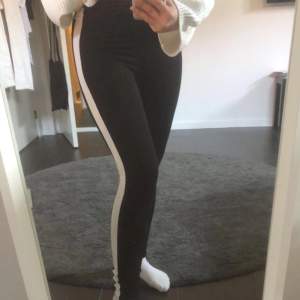 Svarta leggings med vita revärer på sidorna från H&M i strl S. Bra skick och riktigt sköna. Säljs pga att jag inte använder längre. 