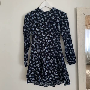 Klänning med öppen rygg från bikbok  - Helt ny med prislapp kvar.