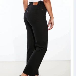 Levi’s straight ribcage - Säljer då dom tyvärr är för korta för mig. Jag är ca. 171 cm, skulle tro att dom är lagom om man är runt 167 eller kortare. Endast använda några gånger, är i fint skick. Nypris 1199 kr