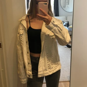Vit jeansjacka mango - Vit jeansjacka i oversize-modell från Mango i storlek XS/S. I använt skick men fortfarande fin.