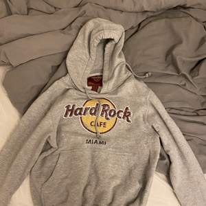 Hard Rock Café hoodie köpt i Miami. Använd fåtal gånger, väldigt fint skick. Köpt för cirka 600 kr. frakt ingår!