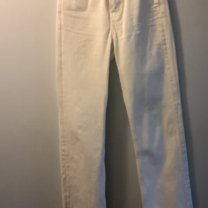 Creme vita byxor med slits från pull & bear - Superfina byxor från pull & bear. De är creme vita med slits i bena och uppslitna längst ned. Aldrig använda då de är i fel storlek. Köpta för 500kr säljer för 250kr om det är många intresserade får det högsta budet dem. Köparen står för frakten 