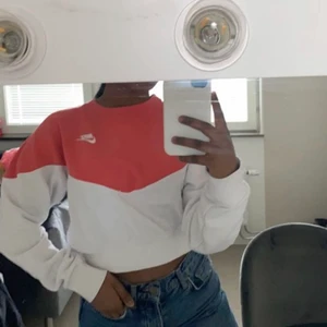 Nike tröja - Cropped, köpt för 529. Kan gå ner i pris vid snabb affär