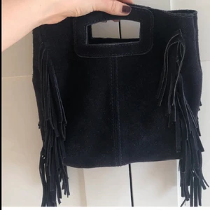 Liknande maje väska  - Endast Intressekoll! Vet inte riktigt om jag vill sälja min fina väska som liknar en maje väska. Den är i äkta mocka och kommer med ett band som man kan välja längden på, säljer vid ett bra bud😃💜