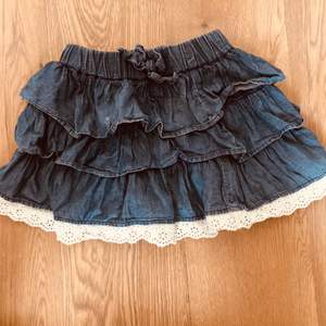 Här har vi en kjol som är använd ett fåtal gånger, kommer från Lindex