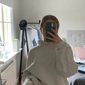 Svin snygg beige hoodie💛 Vet ej vad den är ifrån men bra skick, ganska använd men har inga tydliga defekter✨ Ganska stor men snyggt oversize på mig som är en xs men passar alla storlekar beroende på hur man vill att den ska sitta💛 Köparen betalar frakt✨ Pris är diskuterbart💛