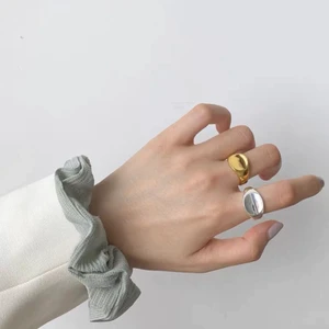 Ringar - Guld och silverfärgad ring. Köparen står för frakt! Skicka gärna ett meddelande vid frågor!