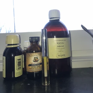 Ögonfransserum - Ögonfrans serum med 100% naturliga råvaror. Gjort på oljor som bekräftat hämmar hårtillväxten. För mer frågor skicka ett meddelande 😊😊