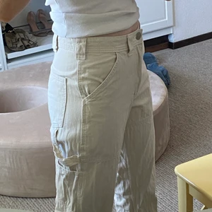 Beigea byxor - Fina beigea ”snickerbyxor” i jättebra skick. Sitter väldigt skönt.