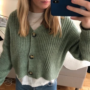 Kofta - En mysig och snygg kofta i en grön färg från chiquelle ✨✨ köpt i sommras men sparsamt använt 🥰🥰 kan mötas upp, annars står köparen för frakten