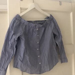Blus  - En off shoulder blus med knappar. Denna är supersöt och kunde tyvärr inte användas av mig eftersom den var för liten. Köpare betalar frakt.