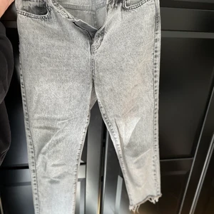 Jeans - Gråa jeans, köpare står för frakt💕💕