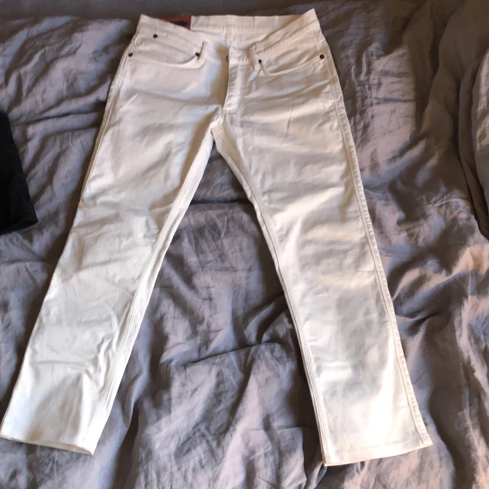 Acne studios blå konst jeans. Bra skick då jag inte använt dom så ofta men logan där bak är lite sliten av bälte. Väldigt bra pris nypris 1500 kr!. Jeans & Byxor.