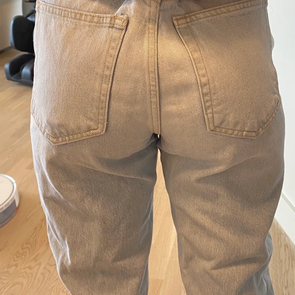 Säljer dessa snygga vida jeans i stl 36 ifrån Gina. Dem är högmidjade och sitter fint på kroppen. Säljer dem för 110 kr plus frakt. . Jeans & Byxor.