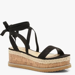 Somriga sandaler! - OBS! Lånade bilder samt säljer jag dessa fast med vita band istället för svarta 🤍 skriv för bilder! Perfekta till sommaren ☀️ möts i Sthlm eller fraktar spårbart då köparen står för frakten 🤝