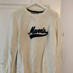 Morris-tröja  - Vit stickad Morris tröja med detaljer på ärmar. Storlek XL. Frakt tillkommer