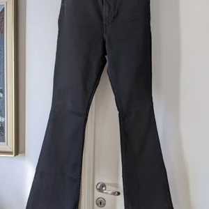 High waist flare size 40 - H&m black denim flare, prefect for all occasions.