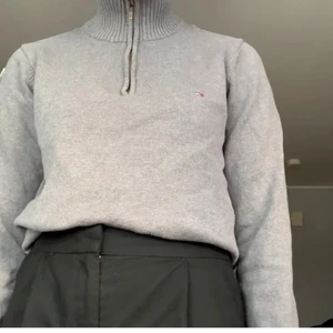 Grå Hilfiger half zip  - Fin tröja jag köpt här från plick, säljer då jag inte får användning för den. (lånade bilder från förra säljaren) 