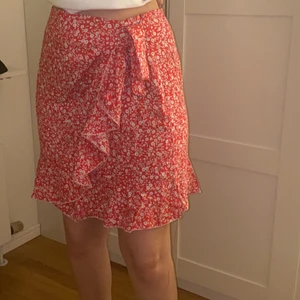 blommig kjol  - super fin röd blommig kjol , som passar perfekt till sommaren 🏝 säljer pga att den inte är min stil. Aldrig använd så bra skick! 