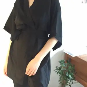 Fin helt oanvänd svart kimono i faux sidentyg. Kan användas både som topp och som klänning. Säljer den då den inte används. Köpare betalar frakt. Kan även mötas upp i Malmö.