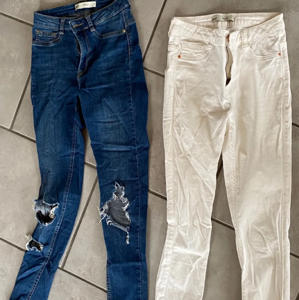 Två jeans från ginatricot båda två. Strl s i båda. De vita byxorna är inte använda. De blåa byxorna är hålen lite spräckta i men annars är de fina också.. Jeans & Byxor.