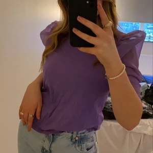 Topp - Topp från Zara, säljer då den ej kommer till användning. Köparen står för frakten och tveka inte på att höra av er vid frågor!☺️