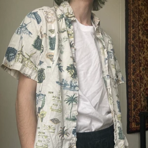 Kortärmard skjorta med mönster - Kortärmad skjorta med lite små mönster/tryck på den. Köpare står för frakt.