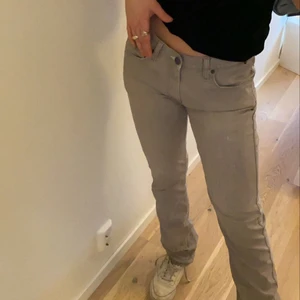 Vintage Jeans - Lågmidade jeans från Acne. Står ej storlek men skulle säga M. Köparen står för frakten men tveka inte på att göra av er vid frågor!☺️