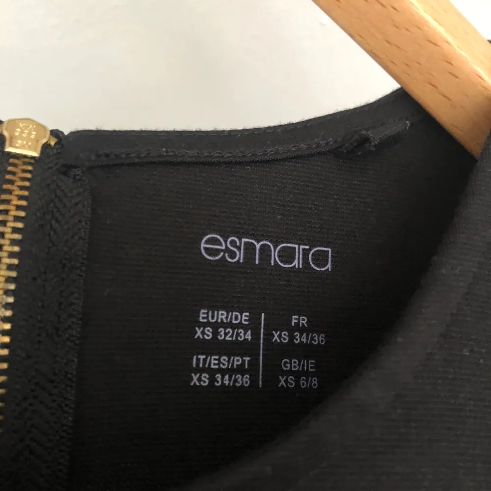 Svart tröja med mini kjol och dragkedja på baksidan från Esmara. Betalning sker via swish! :) Köparen betalar frakten, kan också mötas upp i Borås!. Skjortor.
