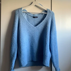 Blå stickad tröja - En blå stickad tröja från chiquelle, säljer pga förstor💕 det är onesize men skulle säga mellan M-L💕 köparen står för frakten