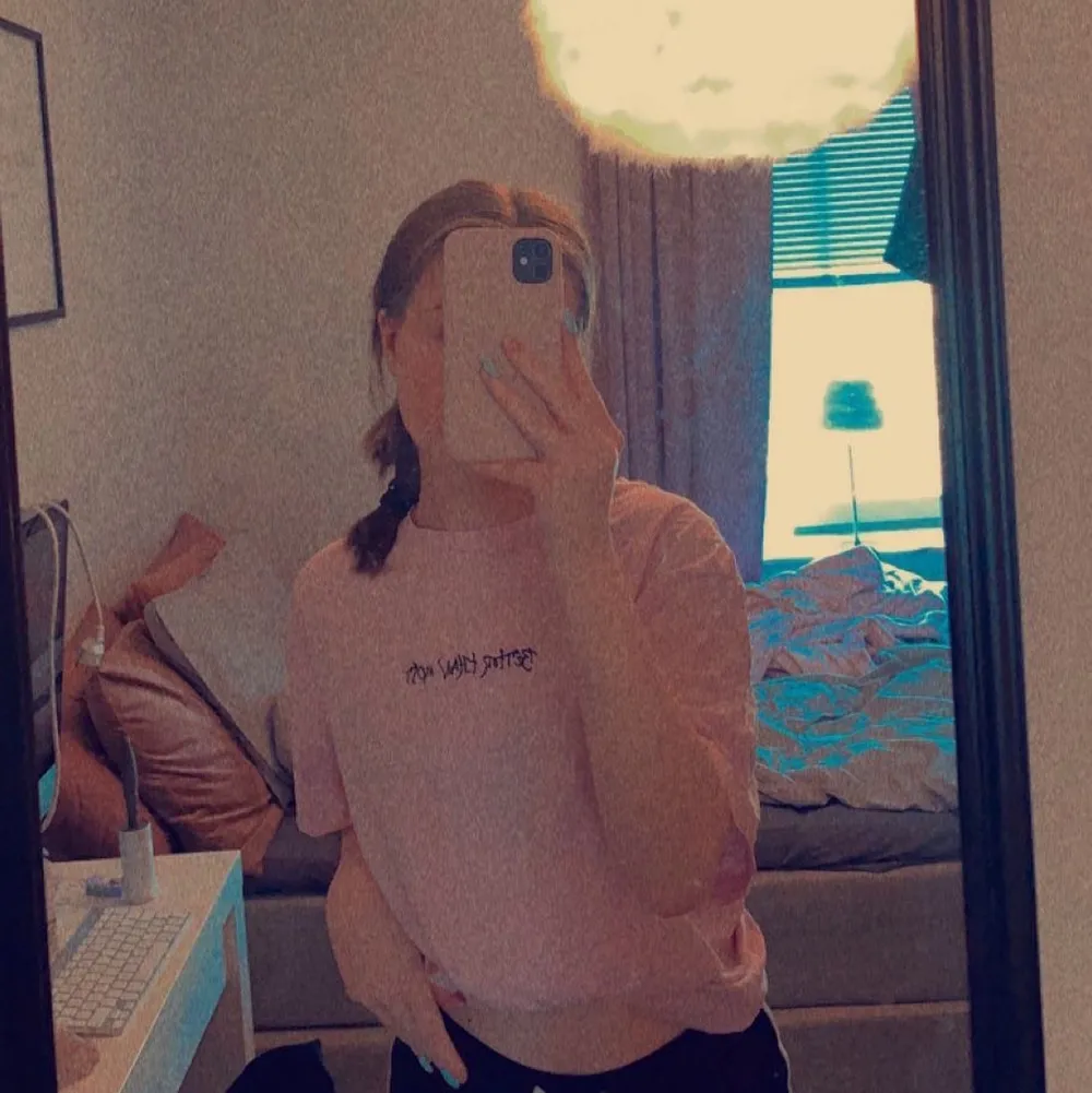 Säljer denna skit snygg oversized t shirt för 100 kr🥰. T-shirts.