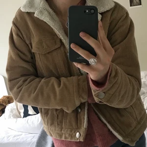 Brun teddyjacka - Världens skönaste jacka från Gina! Bra skick, mysigt teddymaterial innuti :) kan mötas upp på söder, annars betalar köparen för frakt❤️