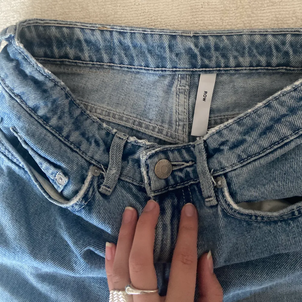 Säljer mina Weekday jeans i modellen Row som jag klippt hål på knäna. Storlek 24/32 men har töjt ut dom så dom kanske är 26 i midjan nu (motsvarar storlek 34/36). Buda💕💕. Jeans & Byxor.
