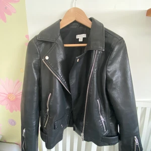 Skinnjacka - Skinnjacka från topshop, strl 40 men passar mig som är en storlek  36, köparen står för frakt❤️