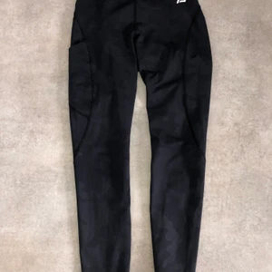 Better bodies tights - Ett par jätte fina better bodies tights i svart lite militär mönstrat tyg, dock ett litet hål på ena benet men inget märkvärdigt.                                                  Nypris: ca 500 kr.                                                          Köparen står för frakten!