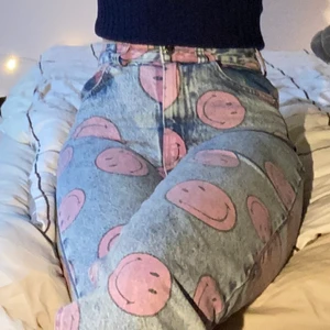 Smiley Jeans Bershka - Mina älskade smiley-jeans från bershka som tyvärr har blivit för små för mig. De är slutsålda på hemsidan, Budgivning om flera är intresserade. De sitter ganska tight på mig då jag är strlk 36, och dessa är i 34.❗️Obs, första och andra bilden visar färgen❗️