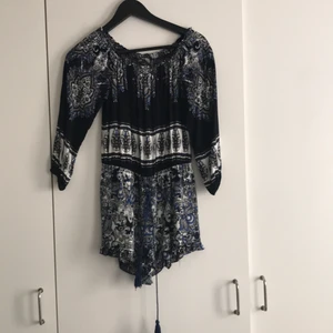 Bohemisk jumpsuit - Bohemisk jumpsuit, kan även dras ner så det blir som en singoalla passform.