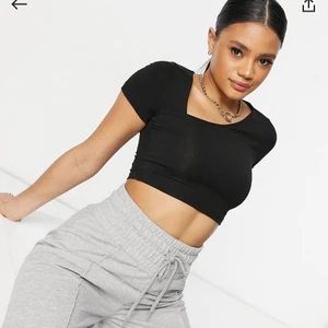 Svart Croptop - Säljer denna svarta croptop pga att jag råka beställa två st. I storlek 40 men då den är stretchig skulle jag säga att personer som har storlekar mellan 36-42 också kan ha den. Först i kvart får den. 200kr❤️ Köparen står för frakt 