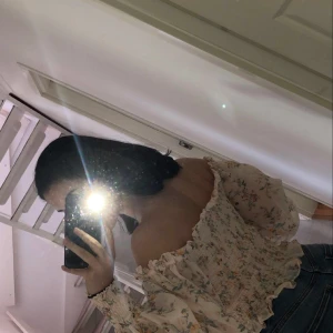 Floral top - En blommig topp med långa mesh armar. Använd 2 gånger. Passar perfekt till våren, passar xs/s