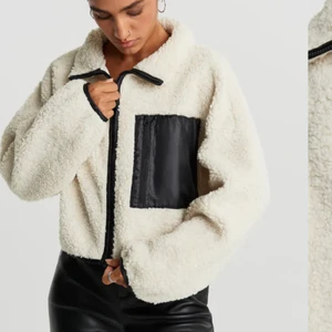 Teddy jacka - Säljer denna teddy jackan, knappt använd så super bra skick!!. Super skön och jätte snygg!. Helt slutsåld!! Köptes för 400kr och mitt pris är 300kr!!