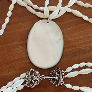 Halsband  - Såå snyggt halsband av äkta pärlemor direkt från Desert Design och helt oanvänd! Har massa andra annonser där jag säljer ungefär samma halsband så om ni är intresserade kan ni gärna gå in och kolla! Nypris: 895 kr mitt pris: 250, annorlunda på bak och framsida: se bild 3! Köparen står för frakt 